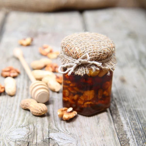 Miel en la olla y nueces —  Fotos de Stock