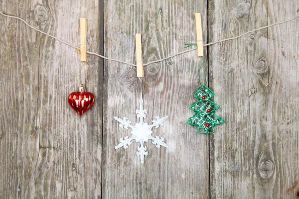 Decoraciones navideñas en una cuerda — Foto de Stock