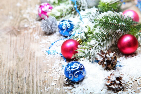 Decorações de Natal na neve — Fotografia de Stock