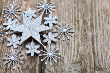 Grunge ahşap arka plan üzerinde kar tanesi.