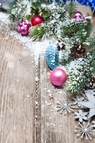 Decoraciones navideñas en la nieve — Foto de Stock