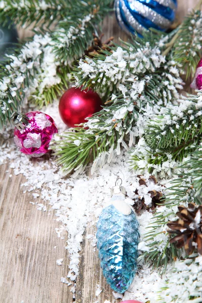 Décorations de Noël dans la neige — Photo