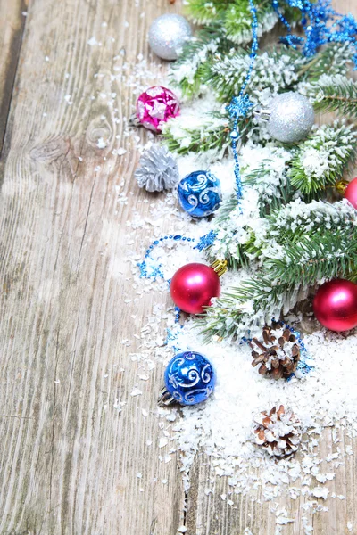 Decoraciones navideñas en la nieve — Foto de Stock