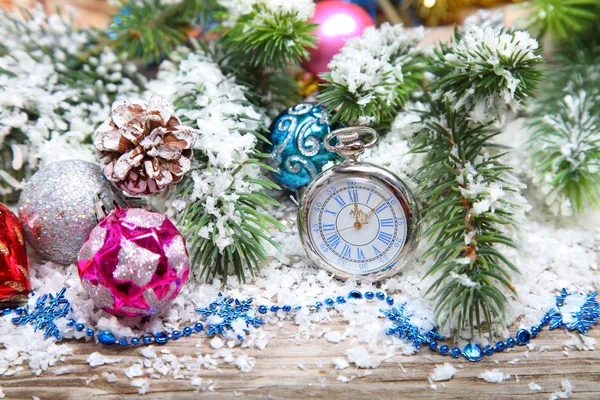 Décorations de Noël et horloge dans la neige — Photo