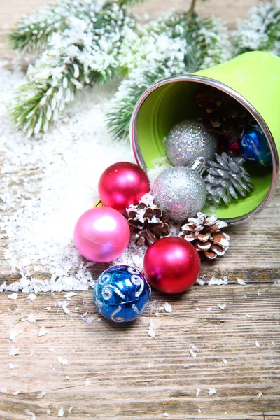 Enfeites de Natal em um balde decorativo — Fotografia de Stock