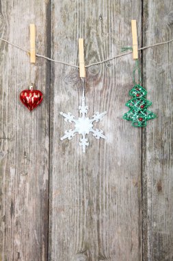 Bir ip üzerinde asılı Noel süsleri 