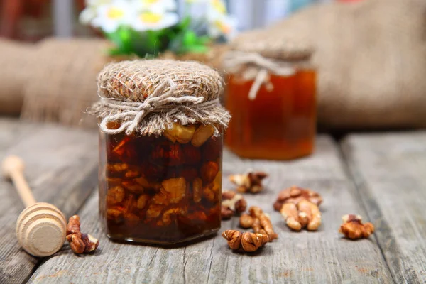 Honing in de pot en noten — Stockfoto
