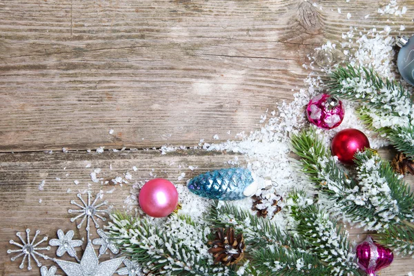 Рождественские украшения в снегу — стоковое фото
