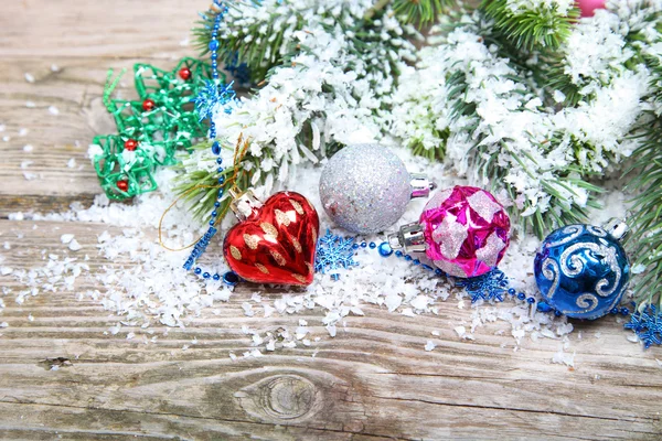 Dekoracje świąteczne w śniegu — Zdjęcie stockowe