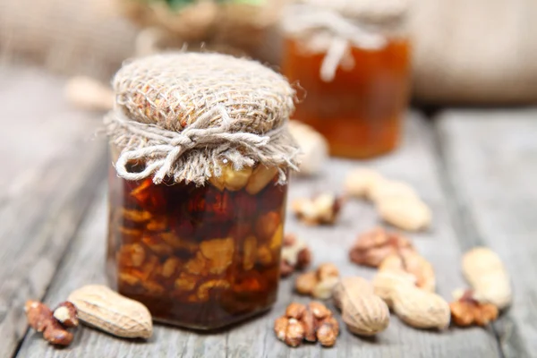 Honung i potten och nötter — Stockfoto