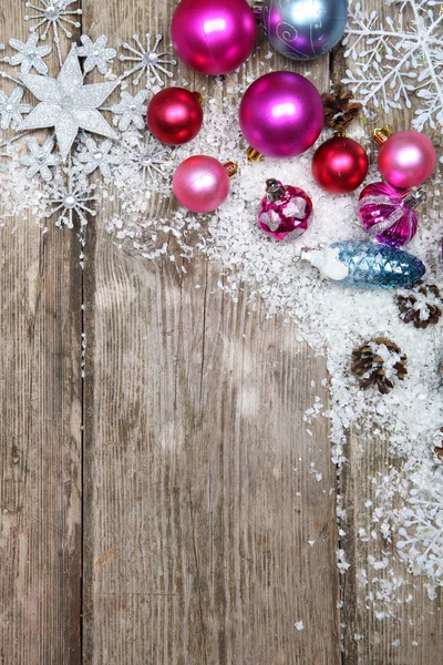 Decoraciones navideñas en la nieve —  Fotos de Stock