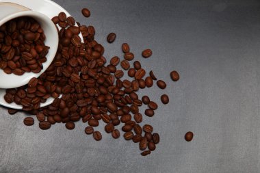 Ahşap arka planda bir fincan kahve.