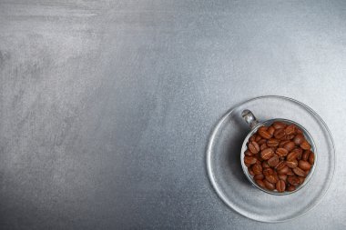 Ahşap arka planda bir fincan kahve.