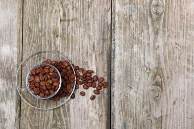 Ahşap arka planda bir fincan kahve.