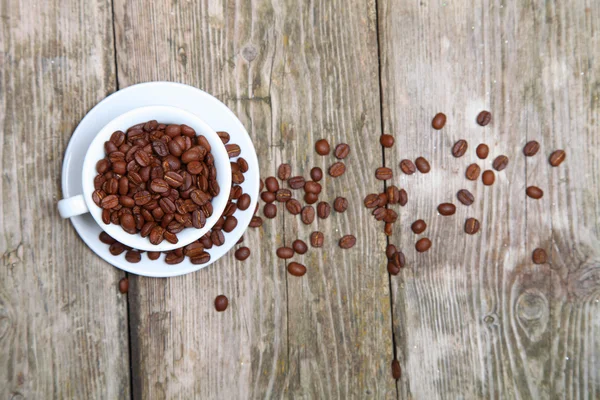 Tasse Kaffee auf einem hölzernen Hintergrund — Stockfoto