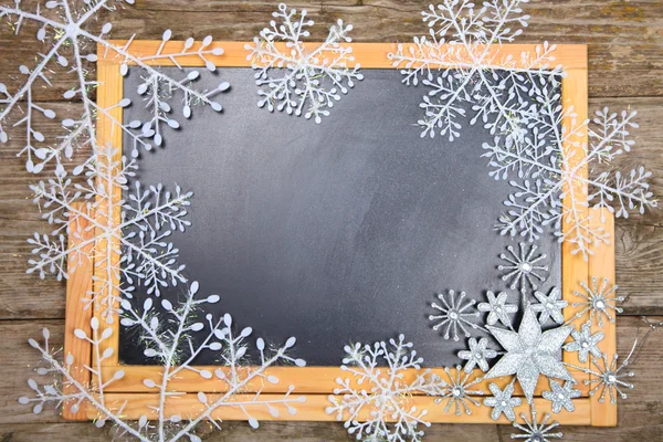 Snöflingor på svarta tavlan. — Stockfoto