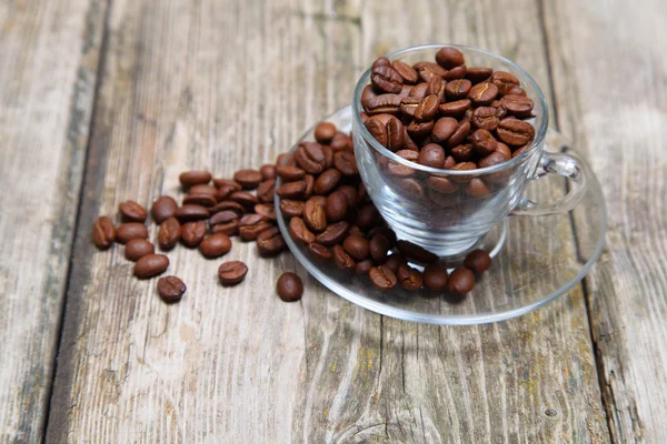 Tasse Kaffee auf einem hölzernen Hintergrund — Stockfoto