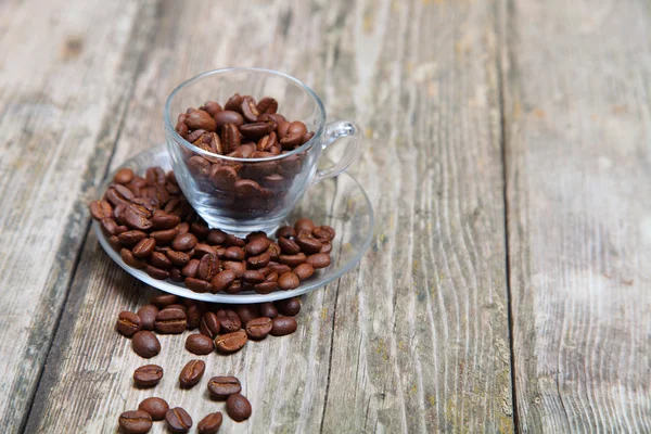 Tasse Kaffee auf einem hölzernen Hintergrund — Stockfoto