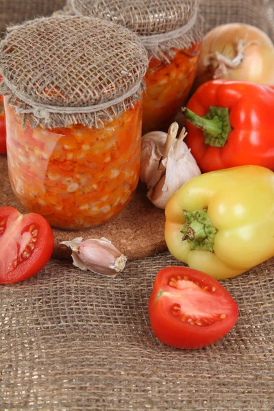 Mise en conserve des légumes dans les banques — Photo