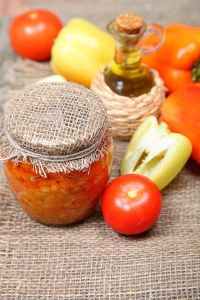 Mise en conserve des légumes dans les banques — Photo