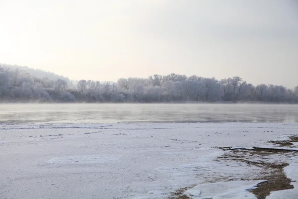 Vinterlandskap med flod — Stockfoto