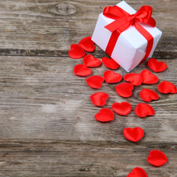 Holidays gift and red hearts — Stock Photo, Image