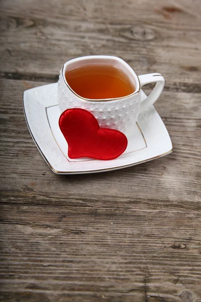 Φλιτζάνι τσάι και το κόκκινο καρδιά — Φωτογραφία Αρχείου
