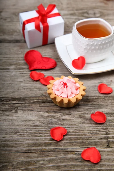 Taza de té, tarta y corazones rojos — Foto de Stock