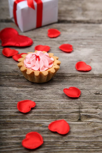 Weihnachtsgeschenk, Kuchen und rotes Herz — Stockfoto