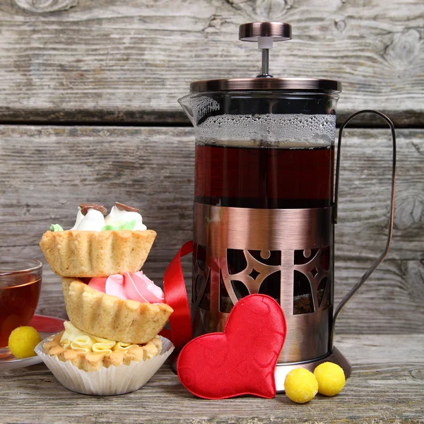 Tazza di tè, torte e cuori rossi — Foto Stock