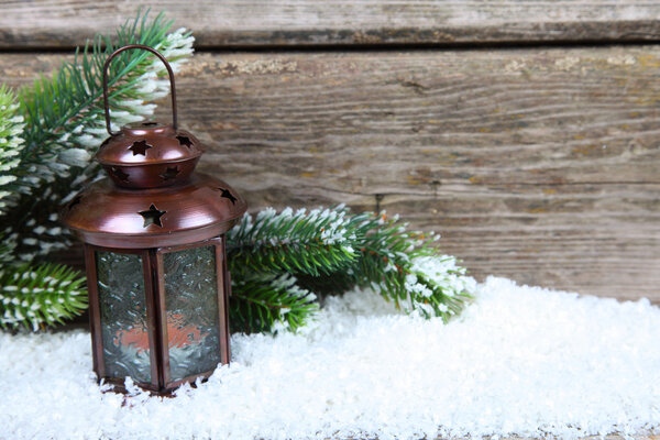 фонарь в снегу 