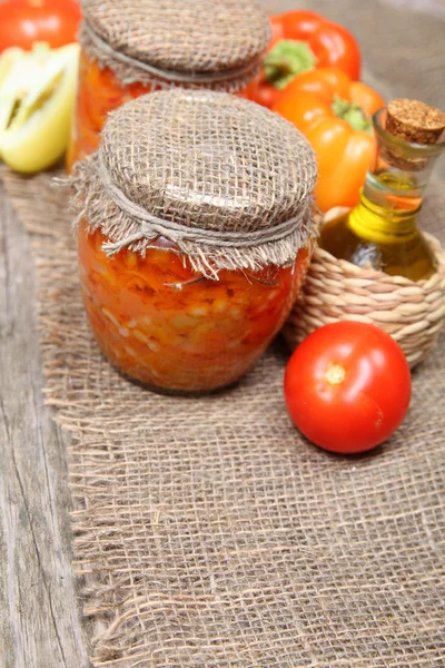 Mise en conserve des légumes dans les banques — Photo