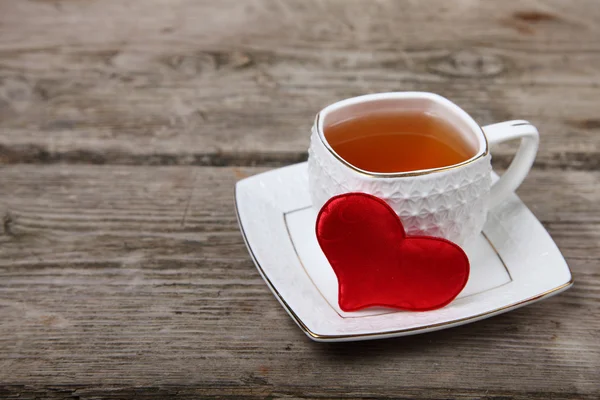 Taza de té y corazón rojo —  Fotos de Stock