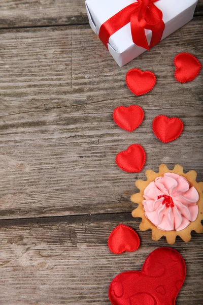 Dovolená dárek, dort a červené srdce — Stock fotografie