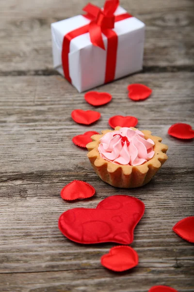 Regalo de vacaciones, pastel y corazón rojo — Foto de Stock