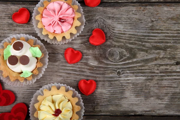 Cakes and red hearts — Stock Photo, Image