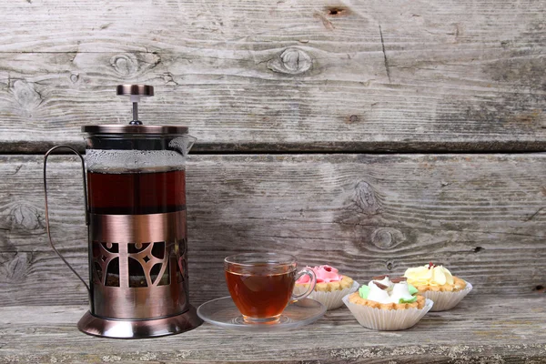 Tetera, taza de té y pasteles — Foto de Stock