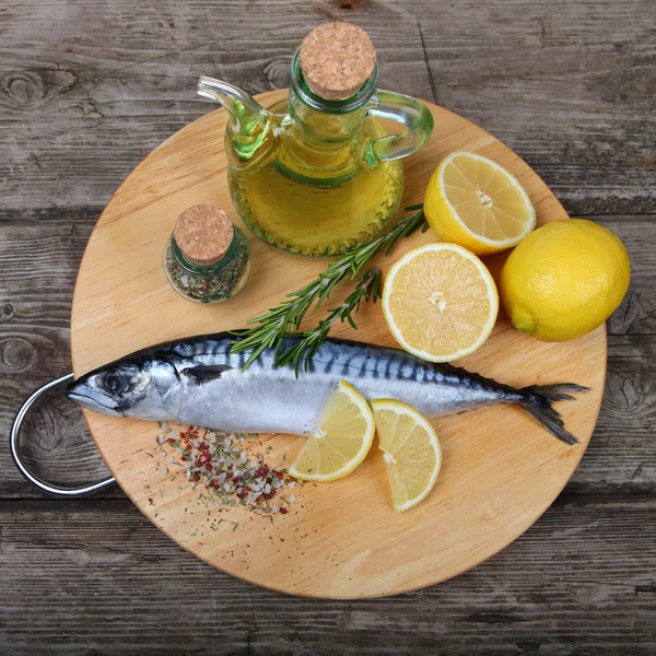 Raw fish with lemon and rosemary — Stock Photo, Image
