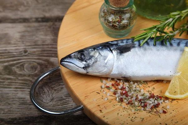 Raw fish with lemon and rosemary — Stock Photo, Image