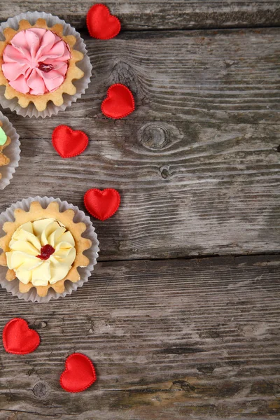 Kuchen und rote Herzen — Stockfoto