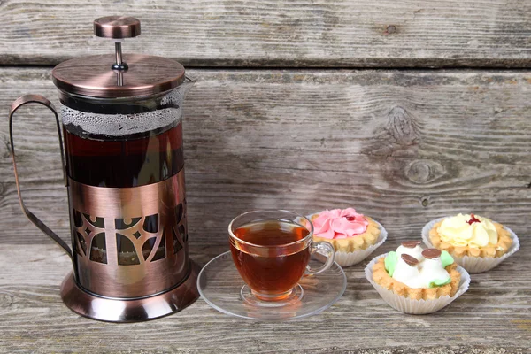 Prensa francesa, taza de té y pasteles — Foto de Stock