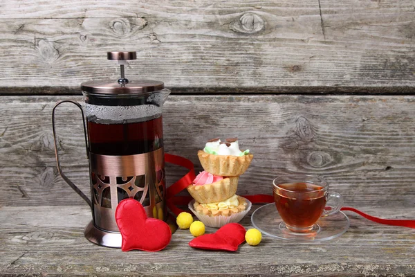 Tasse Tee, Kuchen und rote Herzen — Stockfoto
