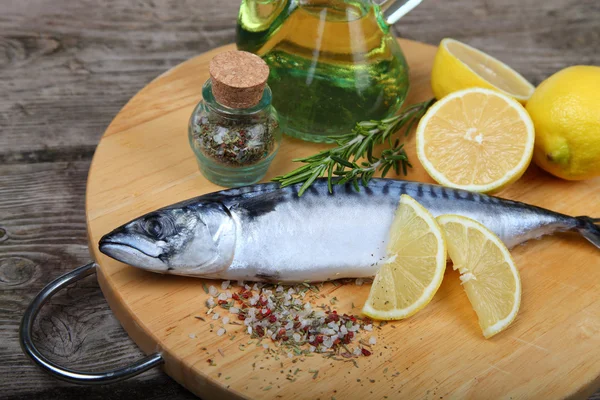 Roher Fisch mit Zitrone und Rosmarin — Stockfoto