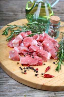 Çiğ et, otlar ve baharatlar. 