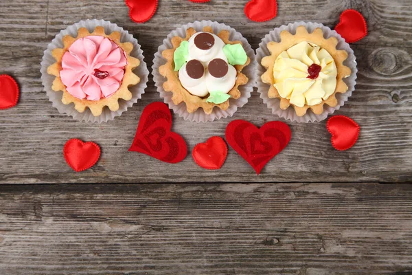 Kuchen und rote Herzen — Stockfoto