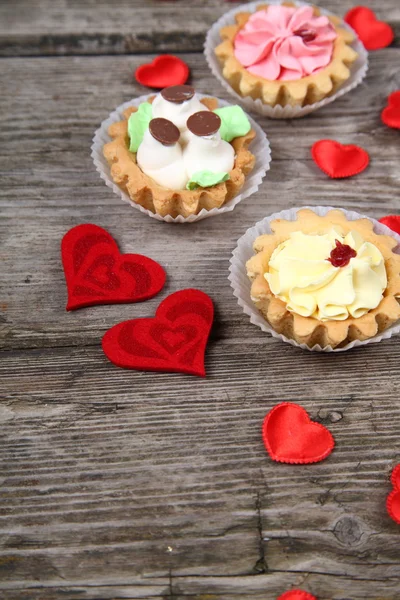 Kuchen und rote Herzen — Stockfoto