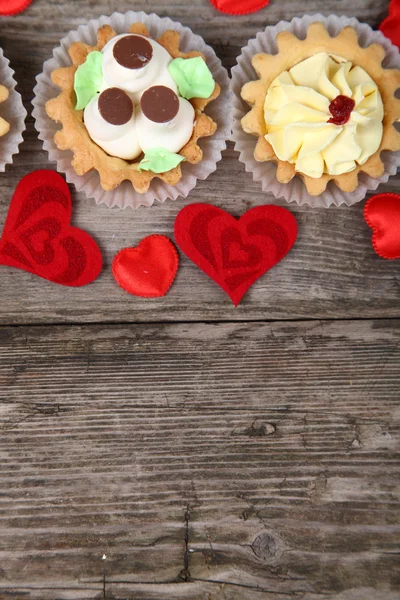 Pasteles y corazones rojos — Foto de Stock