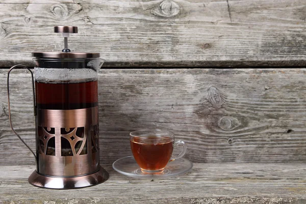 Französische Presse und Tasse Tee — Stockfoto