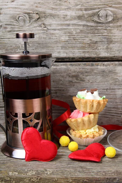 Taza de té, pasteles y corazones rojos — Foto de Stock