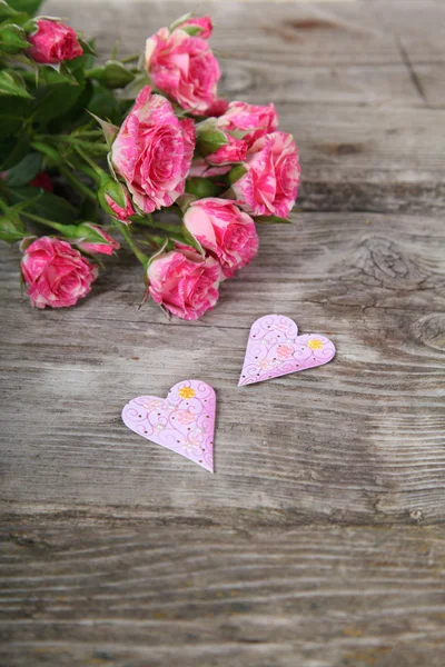Bouquet of pink roses and hearts — Stock Photo, Image